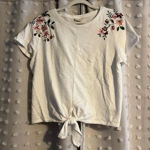 A New Day White embroidered floral t shirt in size XXL.